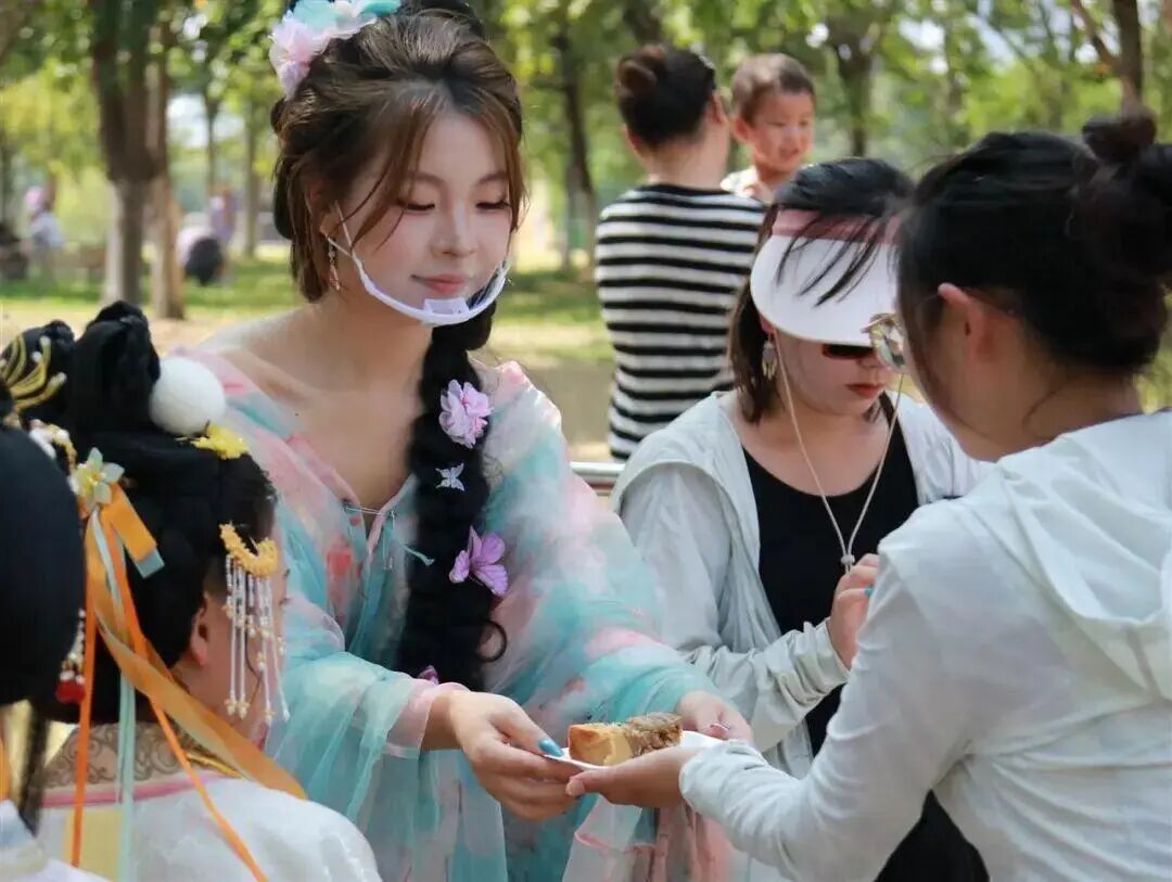 武汉现超大月饼重388斤 500人排队吃