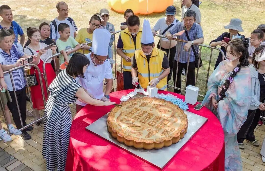 武汉现超大月饼重388斤 500人排队吃,重388斤！武汉一公园现超大月饼，500人排队品尝