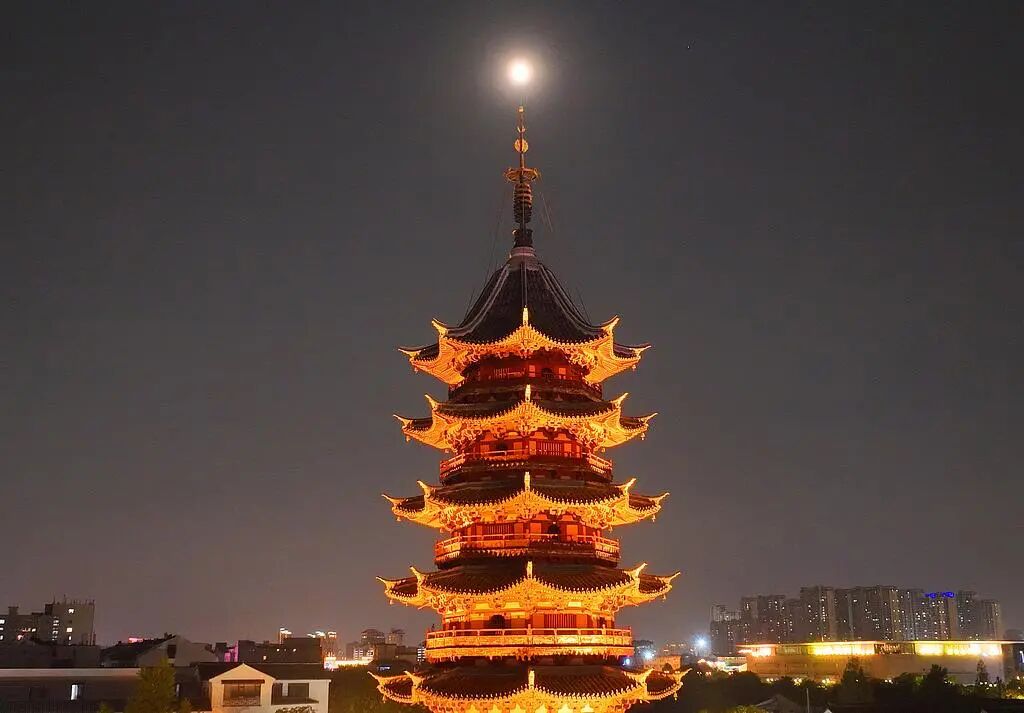 “超级月亮”和古建筑浪漫同框