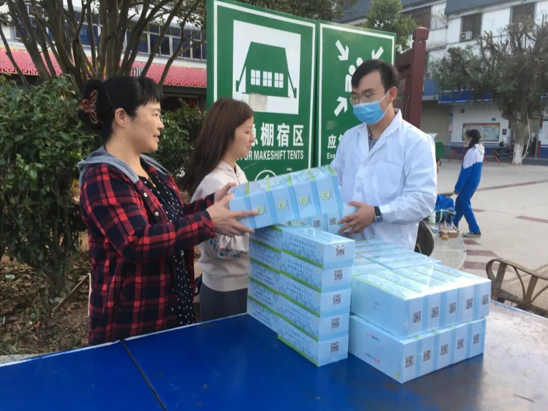 免费发放国家基本公共卫生服务项目宣传品民盟兴宁医卫支部秉承为人民