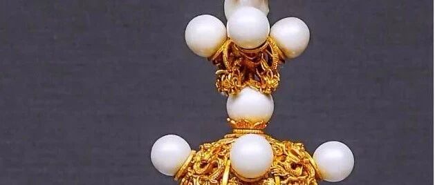 为了皇帝朝冠上的东珠，一群水下奴冒着生命危险，在冰冷的水中挣扎