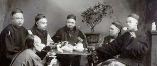 晚清富人的真实生活：地主家吃饭仅两个菜，地主婆出门被乞丐围堵