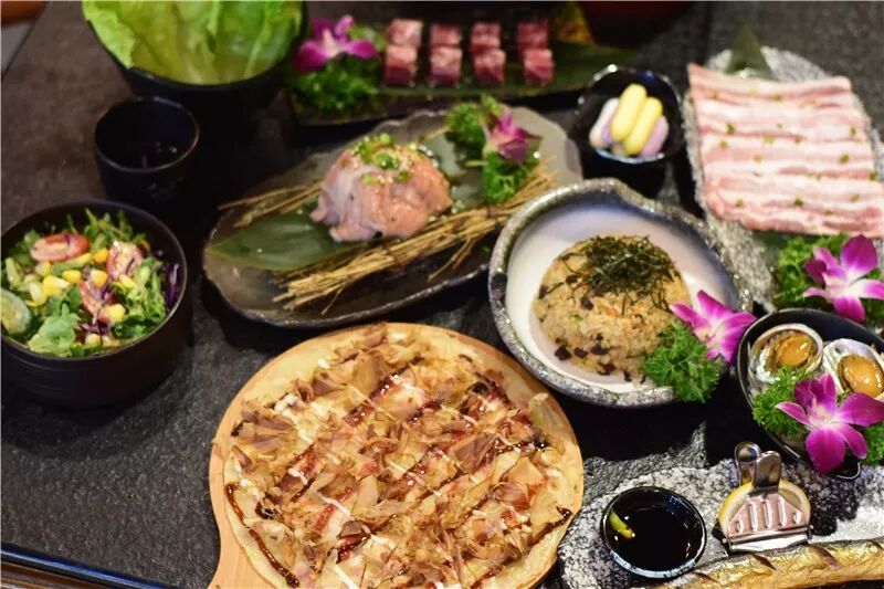 重庆源宿烧肉酒场 仅元抢门市价231元2 3人餐 骰子牛肉 黑豚五花 松板肉 大阪烧 鲍鱼 秋刀鱼 牛肉炒饭 同城优惠买