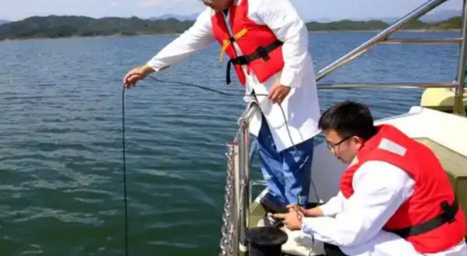水面工作人员进行水下生态监测