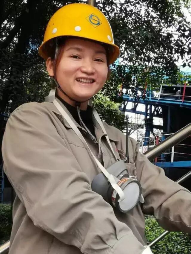 封金连 焦化厂原料集控室操作工封金连正在做交班前岗位卫生.