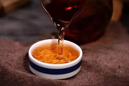 捧一杯健康实在的黑茶，我在这等你