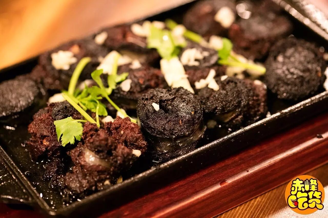 血肠在铁板上被激发出十足的香气