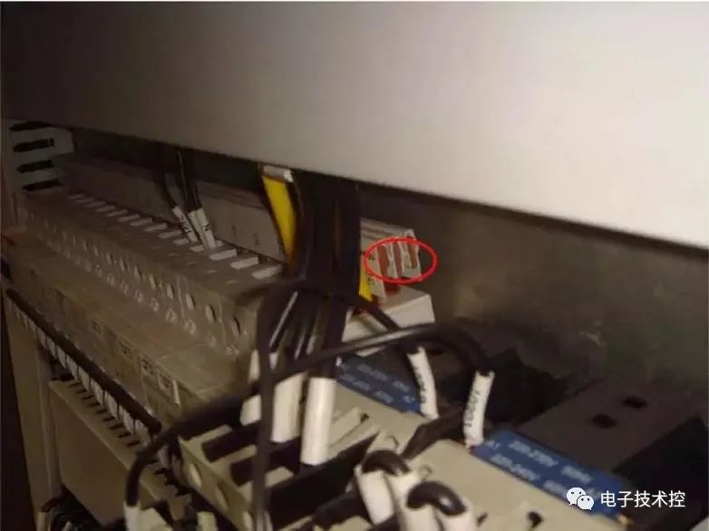 电控柜控制回路怎么编号_控制柜二次回路怎么接线_电柜回路图