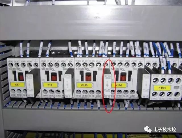 控制柜二次回路怎么接线_电控柜控制回路怎么编号_电柜回路图