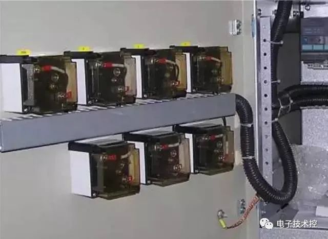 控制柜二次回路怎么接线_电控柜控制回路怎么编号_电柜回路图