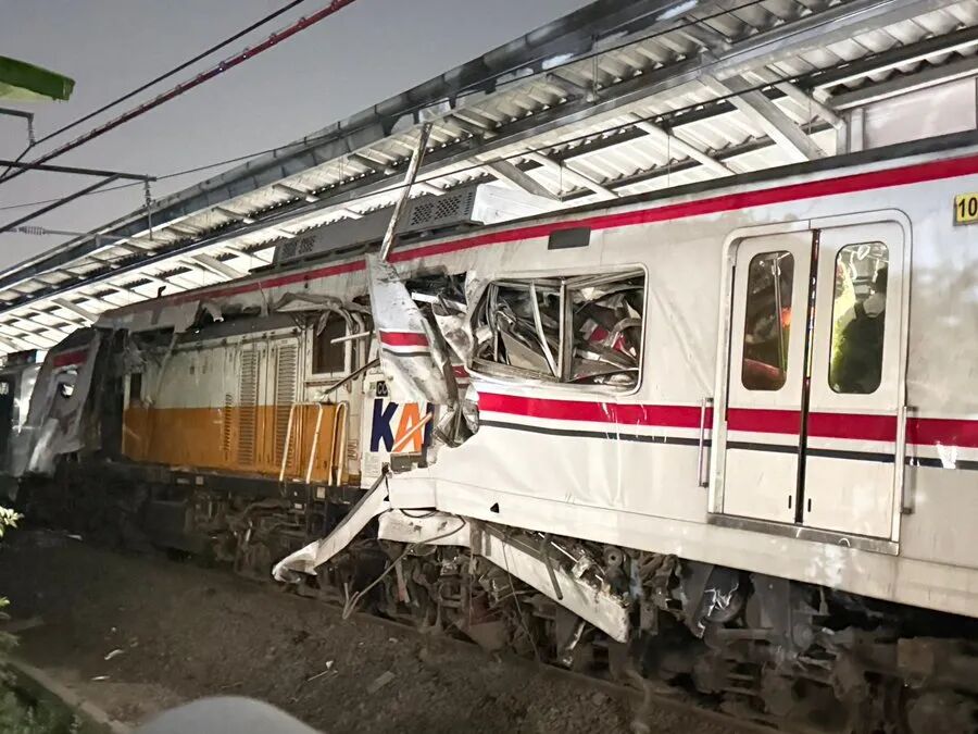 kereta-api-rusak-setelah-dua-kereta-bertabrakan-pada-senin-malam-di-kota-bekasi-provinsi-jawa-barat-senin-2742026-reutersajeng-1777306898783_169.jpeg