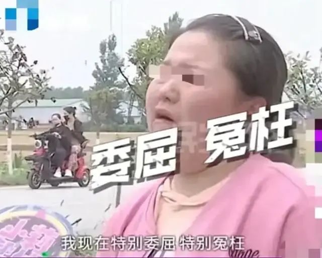 父女雨天摔倒路人帮忙细节拉满