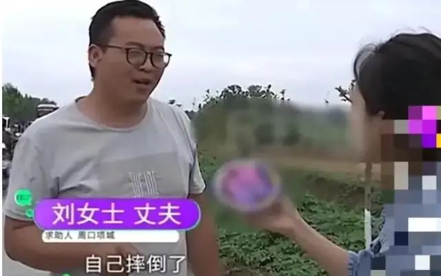 父女雨天摔倒路人帮忙细节拉满