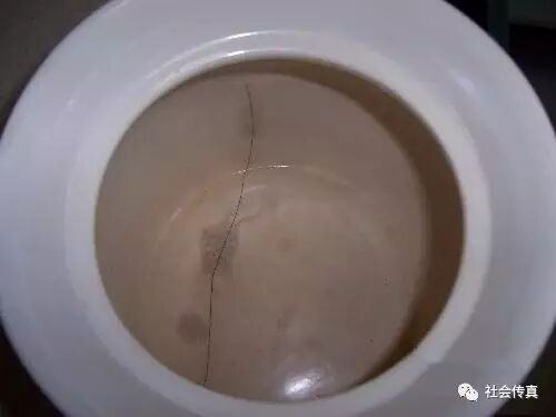 煲汤时砂锅突然裂开,女子二级烫伤.这样的砂锅你家可能也有!