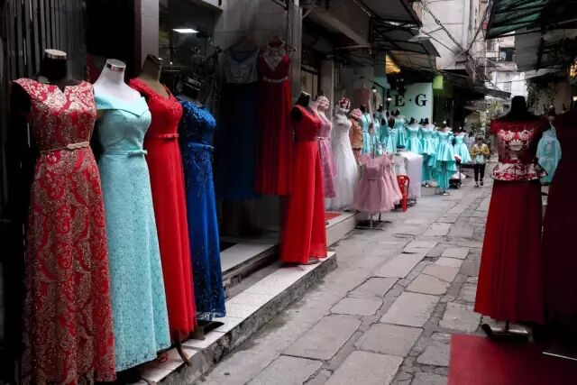 早早听说,广州婚纱街闻名中外,但现在走着这里,却有种落寞感.