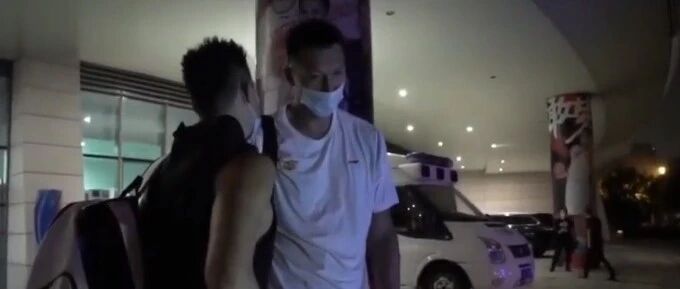 输给广东后，林书豪一夜没睡！他拉着易建联，说了一段悄悄话……