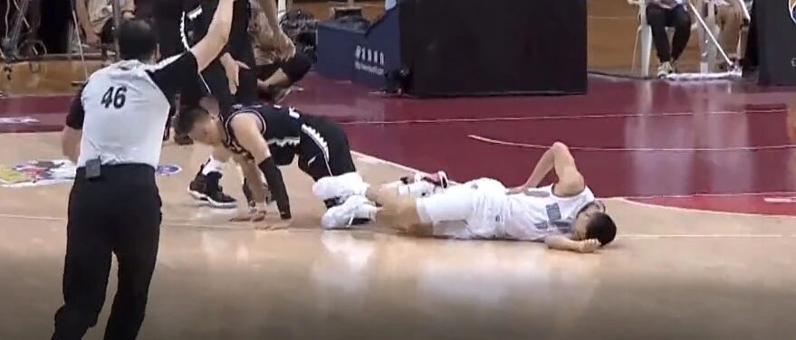 刚刚！新疆大将重伤！120送医院！郭艾伦伤人之后，紧急公开道歉