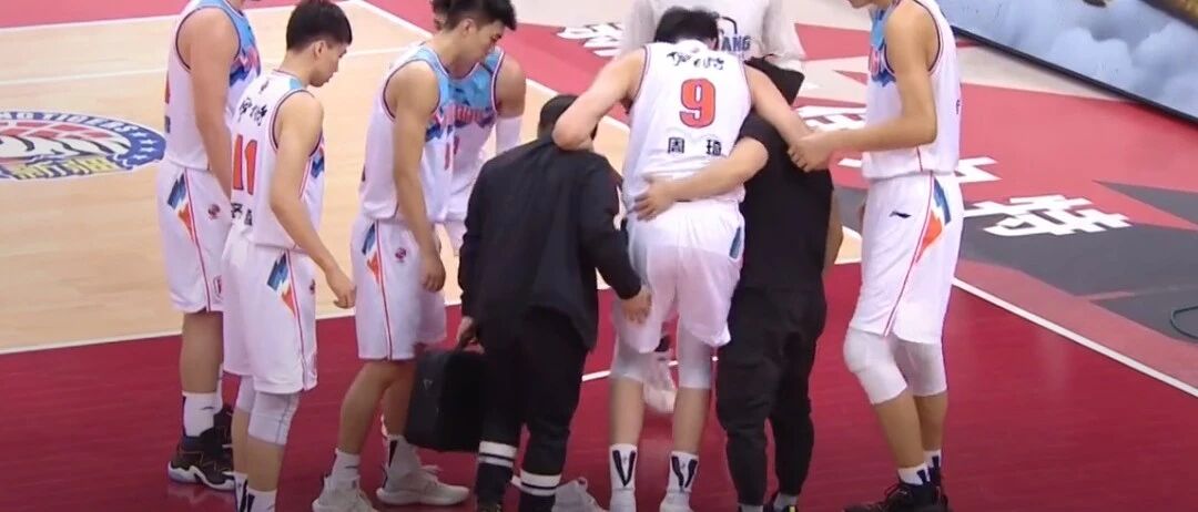 刚刚！周琦突然受伤！直接担架送往医院！这次是跟腱拉伤……