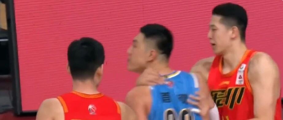 “川哥，不能走，走了禁赛一年！”他一句话，拯救了整支球队……