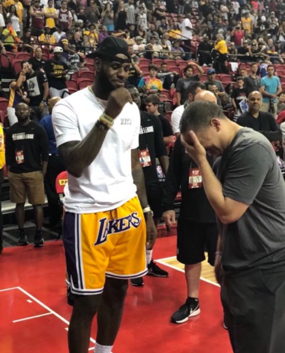 加盟湖人之后,詹姆斯和泰伦卢首次公开亮相!不懂!卢指导为何笑成这样?