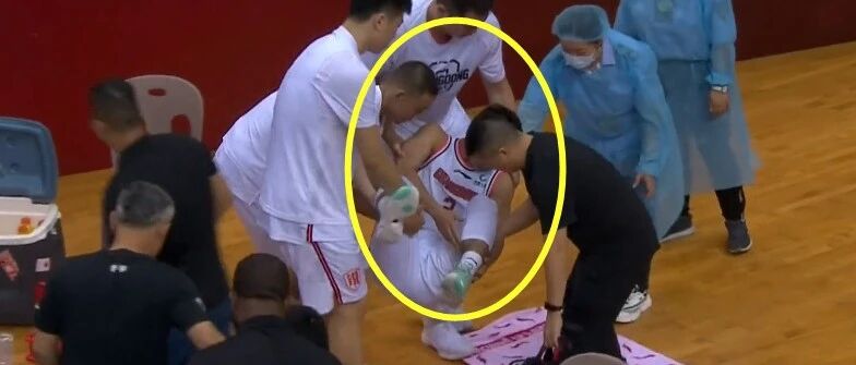 广东队突遭打击！阿联之后又伤1人！90度恐怖崴脚！2米22小巨人大爆发