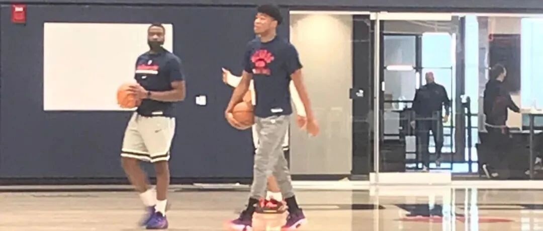 消失56天！第一次现身！神秘过欧文！全NBA都不知道他怎么了……