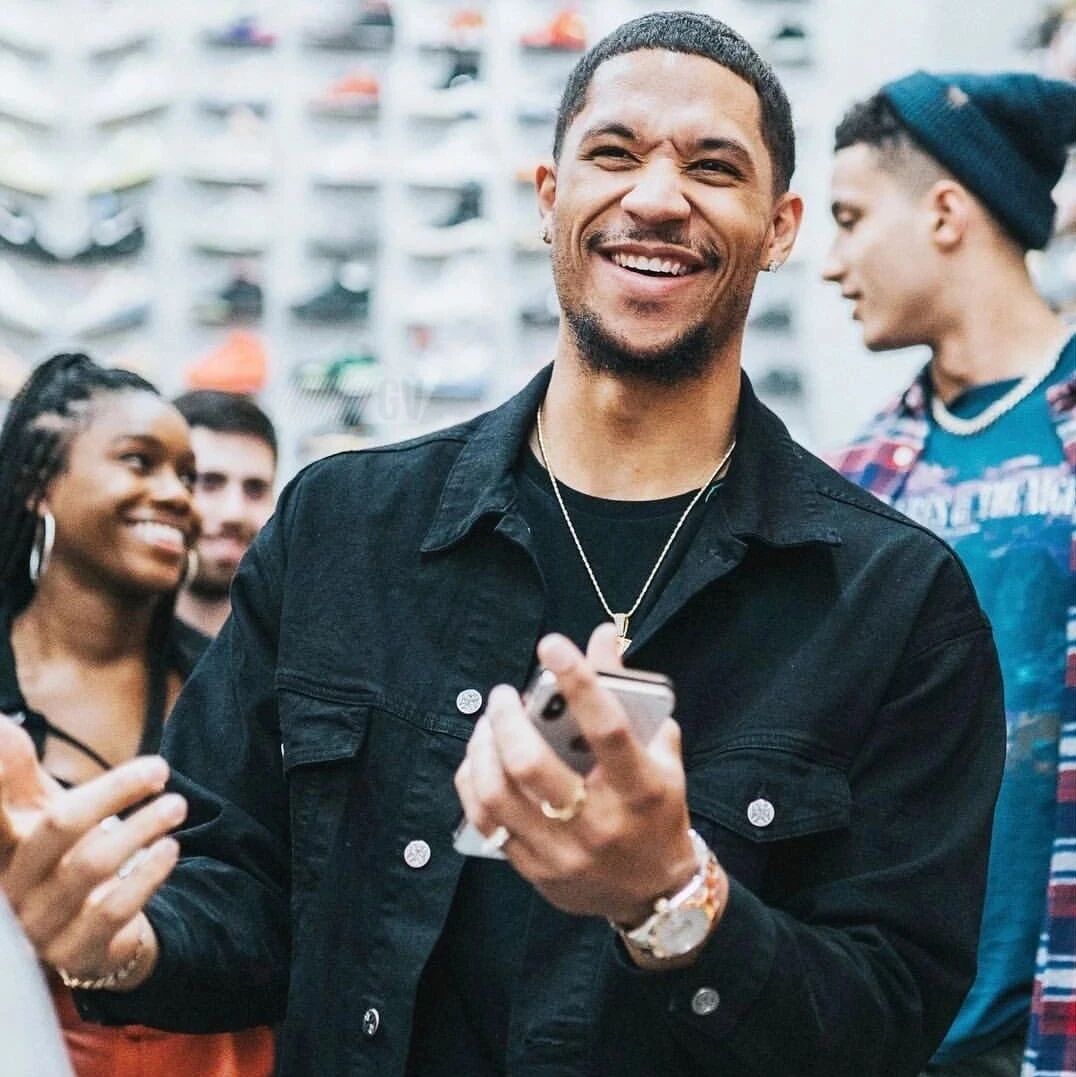 官宣续约！7.1亿美元！都是大合同啊！湖人选的没有水货……