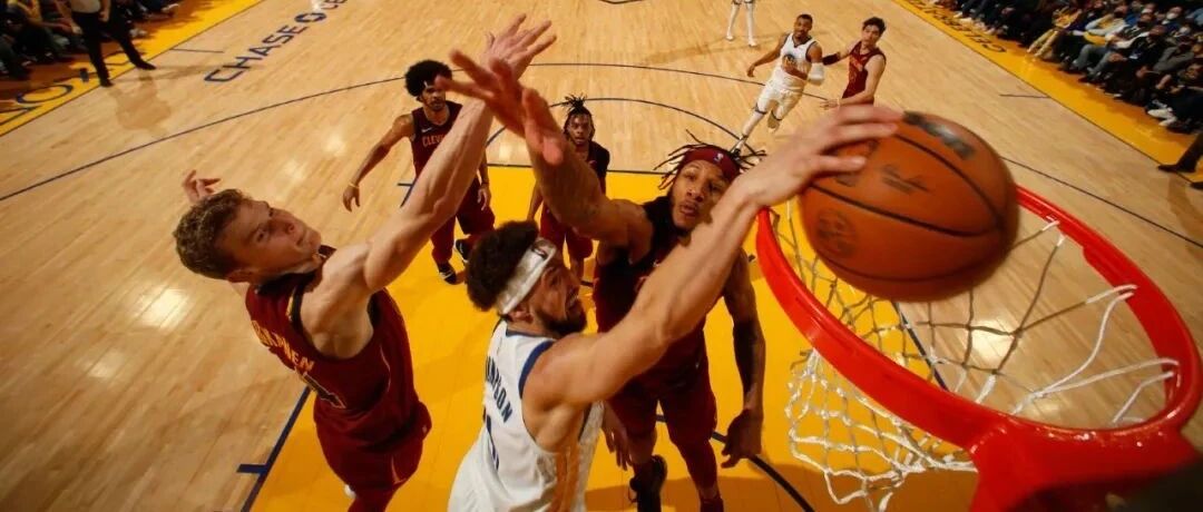 首秀17+3！汤普森残暴隔扣！941天，那支冠军勇士回来了……