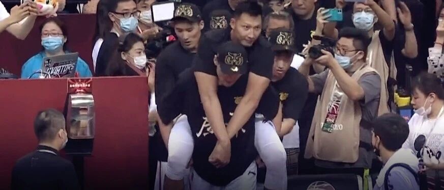 史上最悲壮的总冠军！阿联疑似跟腱受伤！苏伟背着大哥走上领奖台！看哭了