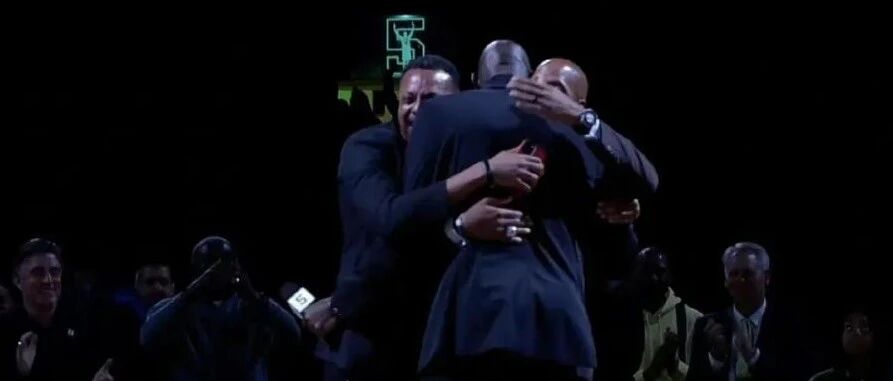 正式退役！NBA史上最好的5号！这三个人抱在一起，我们的青春回来了