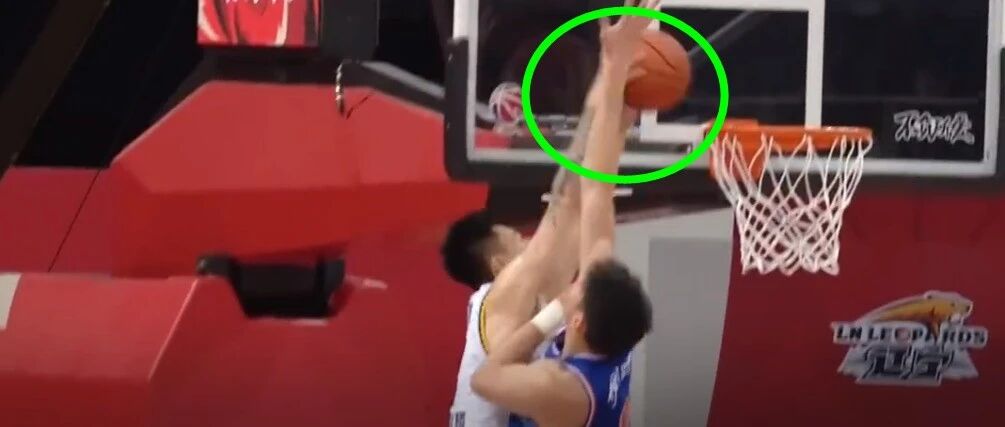 疯了！张镇麟一飞冲天要隔扣周琦！三分12中10！国产第一小前锋却是……