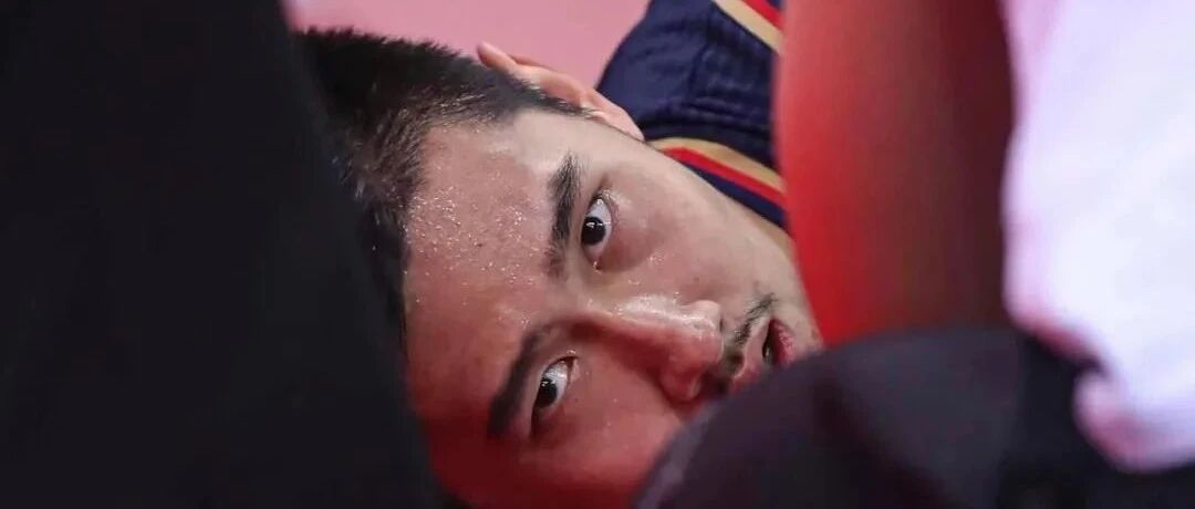 CBA惊现肘击后脑！呕吐、抽搐！被担架抬走！拳击都不敢这么打啊