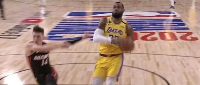 湖人56胜0负！裁判逼出最强詹姆斯！直接顶翻3米！谁特么还敢不服？