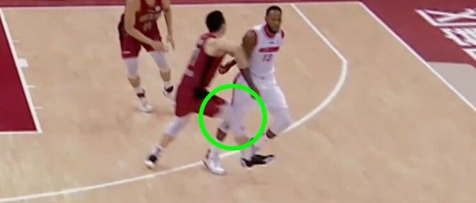 太脏了！直接黑脚撞膝盖！杜锋暴怒！这种人就该终身禁赛