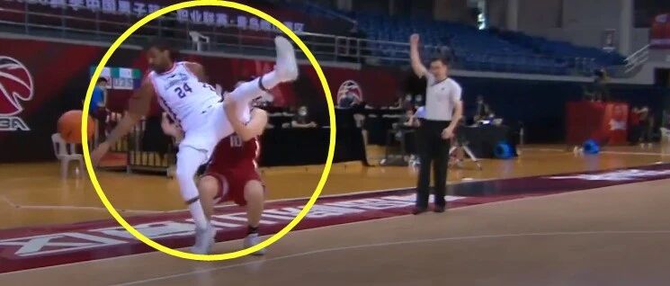 他伸手一抱，拯救了梅奥的职业生涯……