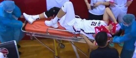 赛季报销！又是膝盖受伤！他疼得在地上打滚！连队友都哭了……