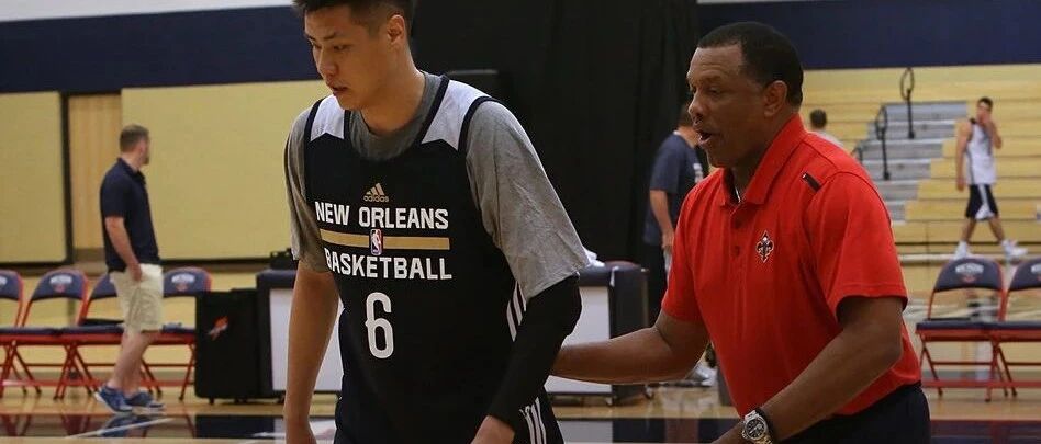 突发！手部骨折！鹈鹕钦点的中国球员！马健：健康的他比朱芳雨还强……