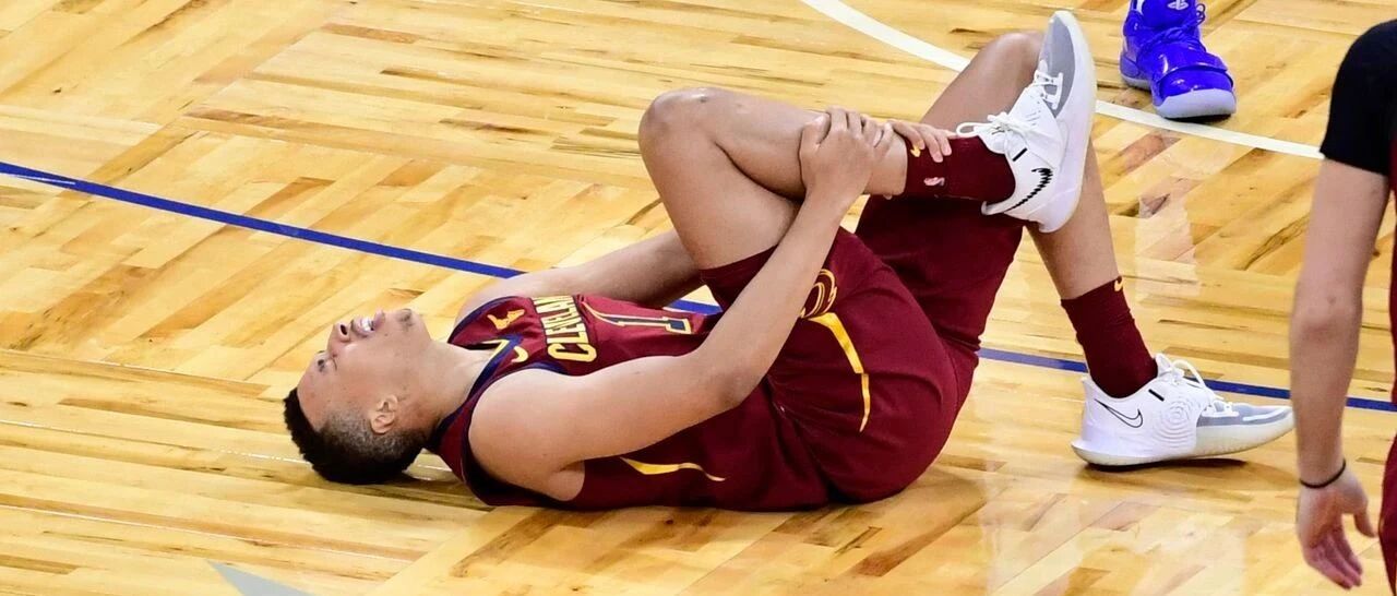 开场42秒！无对抗突然倒地！5年报销3次！又一个天才球员要废了……