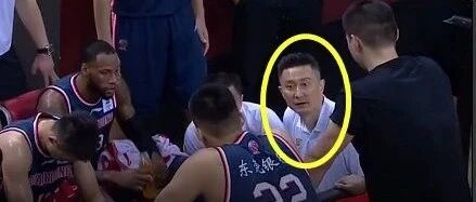 “大废物，说100遍你也记不住！”杜锋再现死亡凝视！这眼神要杀人啊……