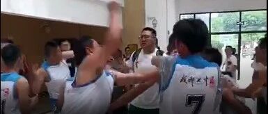 锁喉！抱摔！飞踹！成都初中生围殴2名裁判！这下手也太狠了