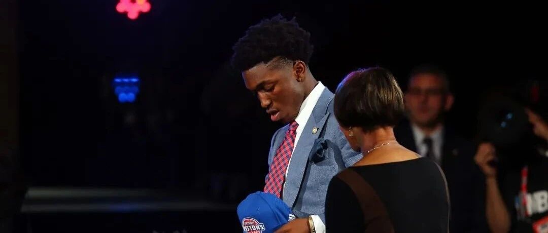 签了！湖人签了！2年合同签下首轮8号秀！詹姆斯：他就像一颗宝石……