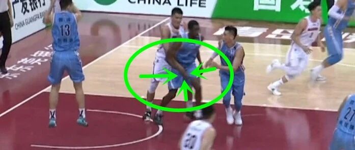 驱逐！禁赛！全场跪着看完！阿日这一掏，差点毁掉广东史诗一战……