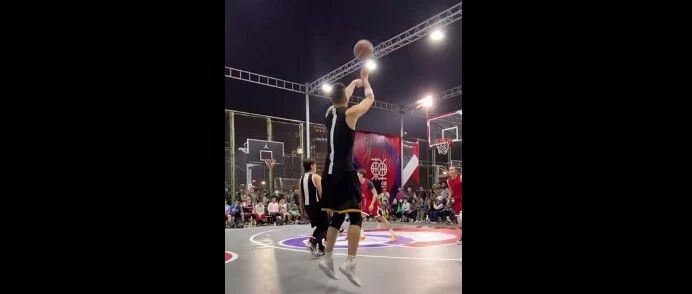 牛批！1v3绝杀！孙悦中场超远三分绝杀！吴悠在现场都疯了……