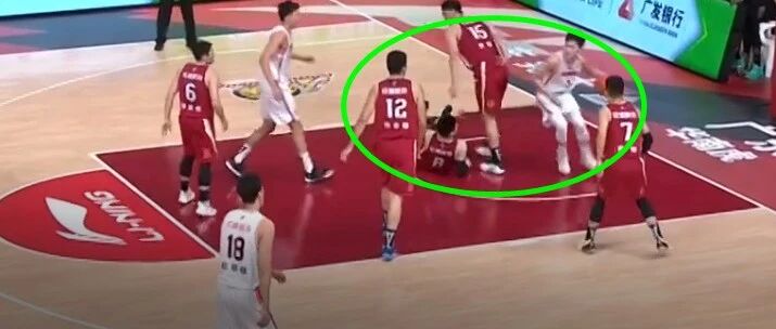 胡明轩真狠啊！直接晃倒张宁！王哲林狂轰34+17！结果却……