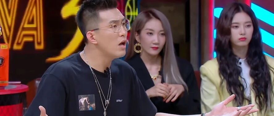 “太软了！你打得什么玩意儿？”朱芳雨气得想打他！郭艾伦也发飙了