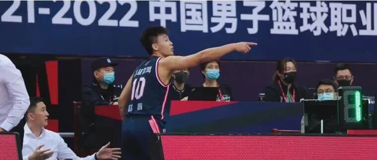 官宣禁赛！赵睿指着裁判骂！余嘉豪26分17篮板！最猛的却是他……