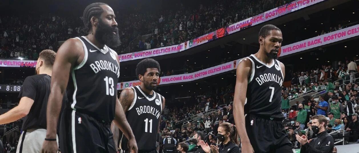 官宣！终身禁赛！砸欧文的凶手被警察逮捕！杜兰特：你们TM长点心吧