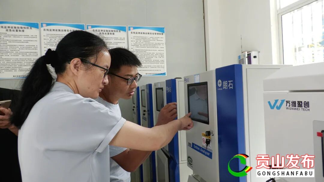 周颖 摄李雪涛先后到州生态环境局贡山分局,县污水处理厂,垃圾处理厂