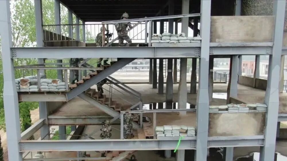 东部战区某旅展开城镇攻防演练，无人机、无人车发挥关键作用的图6