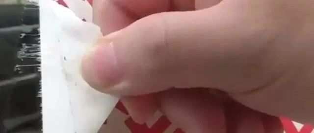 停车被贴强力胶，车主苦不堪言，车主：这根本撕不下来